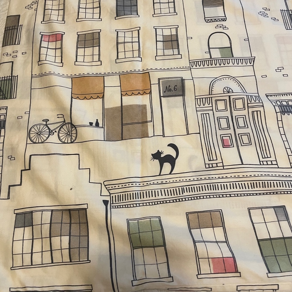 Two pillowcases with a unique city design. - Picture 2 of 7